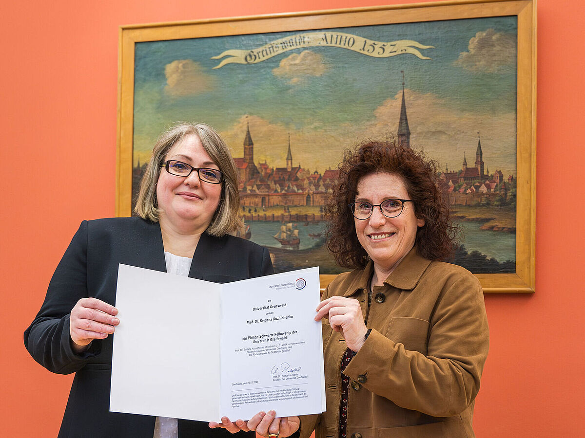 Urkundenübergabe Forschungsstipendium: Prof. Svitlana Kuznichenko (l.) und Rektorin Prof. Dr. Katharina Riedel (r.)