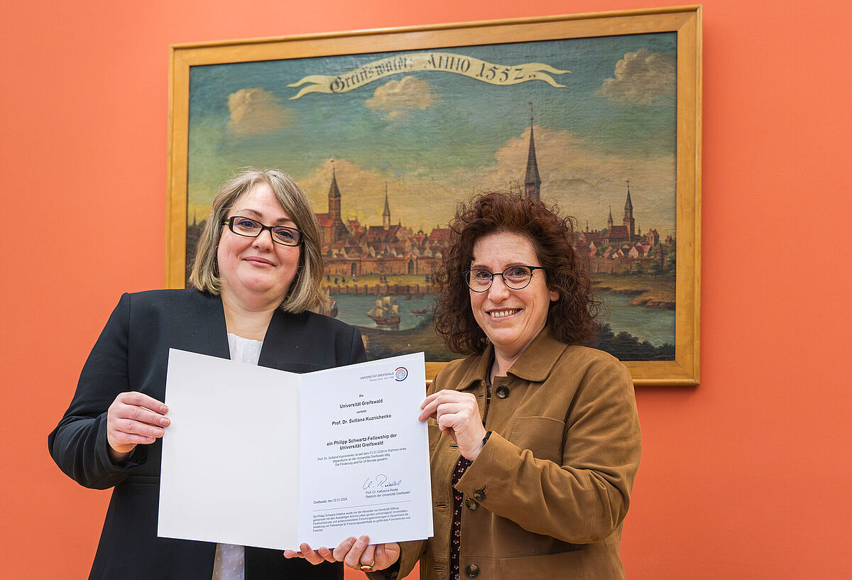 Urkundenübergabe Forschungsstipendium: Prof. Svitlana Kuznichenko (l.) und Rektorin Prof. Dr. Katharina Riedel (r.)