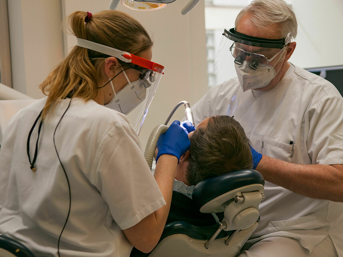 Zahnmedizin: Praxiserfahrung im "Integrierten klinischen Kurs“ ©Laura_Schirrmeister