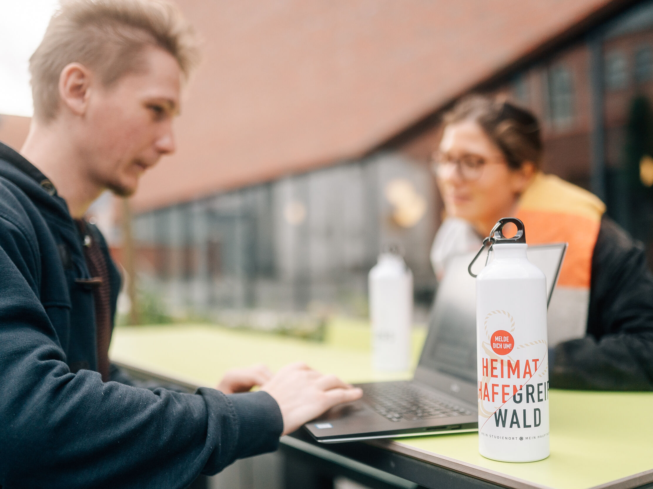 Die Heimathafen-Trinkflasche aus Aluminium gibt’s beim Quiz zu gewinnen. – Foto: Till Junker