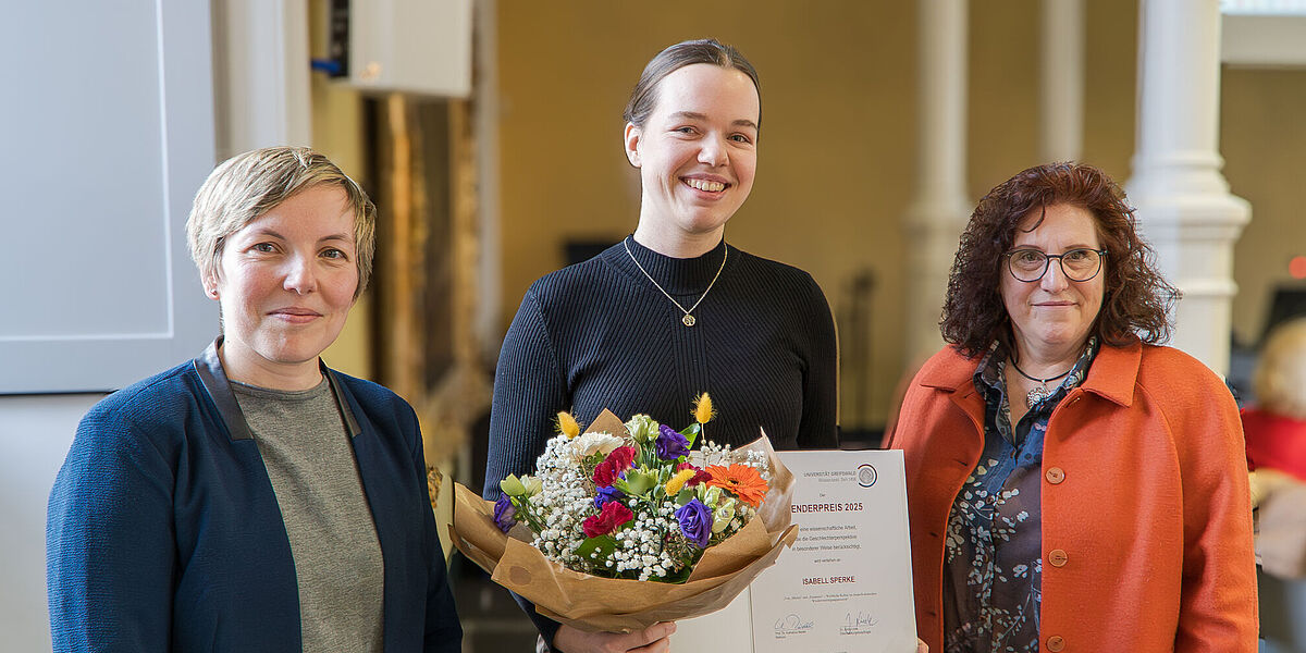 Auf dem Bild stehen drei Personen direkt vor der Kamera. (v.r.n.l.) Dr. Jenny Linek (Gleichstellungsbeauftragte),  Isabell Sperke (Preisträgerin), Prof. Dr. Katharina Riedel (Rektorin)