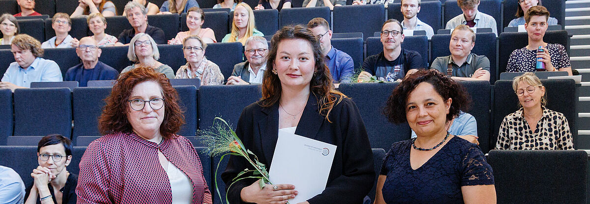 ©Zan Vidmar Zorc/UG From left: Rector Prof. Dr. Katharina Riedel, prizewinner Aliya Mironova and Dr. Hasmik Hunanyan, Head of the International Office in front of guests at the award ceremony