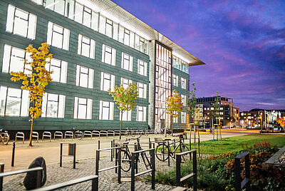 Blick auf die Zentrale Unibibliothek, im Hintergrund die Universitätsmedizin Greifswald