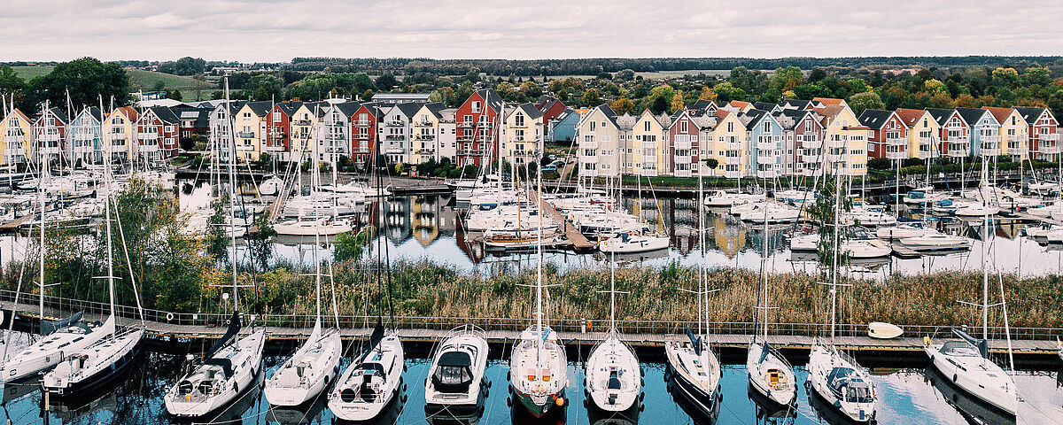 Blick auf den Yachthafen bei den Schwedenhäusern am Ryck - Foto: Till Junker