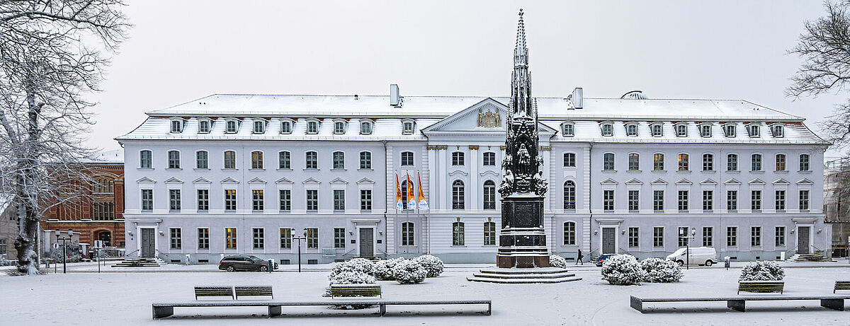 Das Hauptgebäude der Universität und der verschneite Rubenowplatz