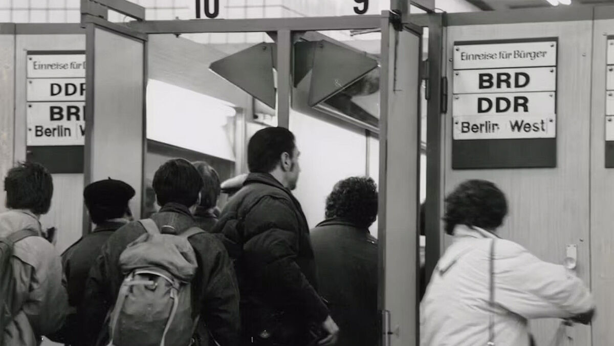 Menschen in der S-Bahnstation Friedrichstraße während der Wende (Schwarzweiß-Foto)