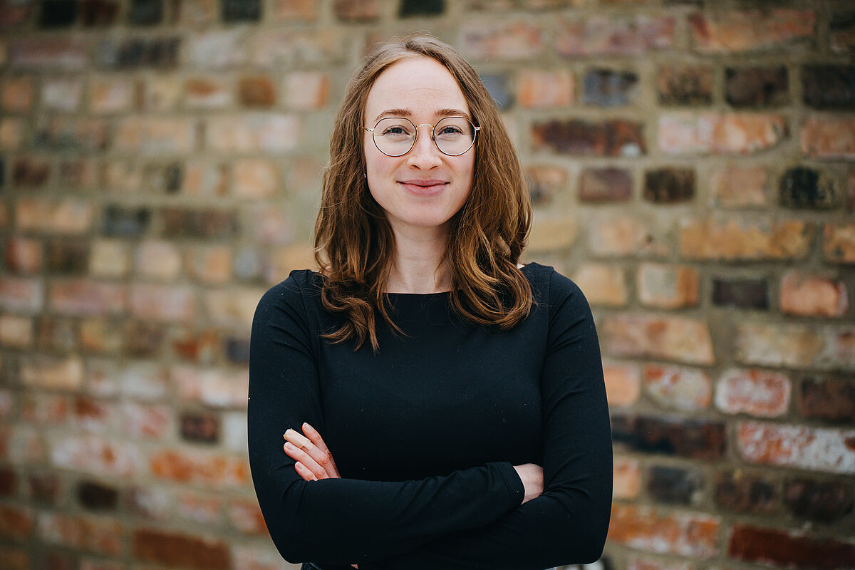 braunhaarige Frau mit Brille