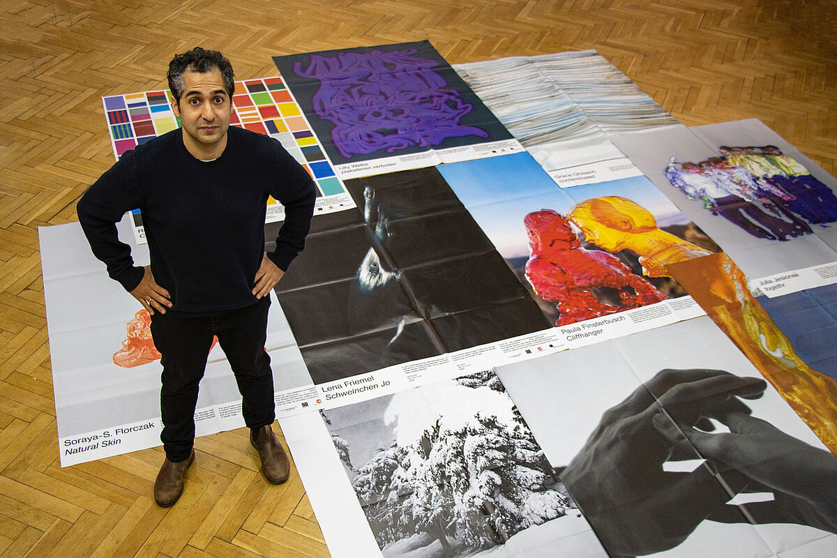 Prof. Rozbeh Asmani vor den Plakatentwürfen, ©Jürgen-Auerswald