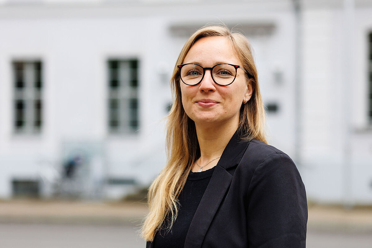 Portrait Lisa Kuhlmann Lisa Kuhlmann vor der Hauptgebäude der Universität Greifswald