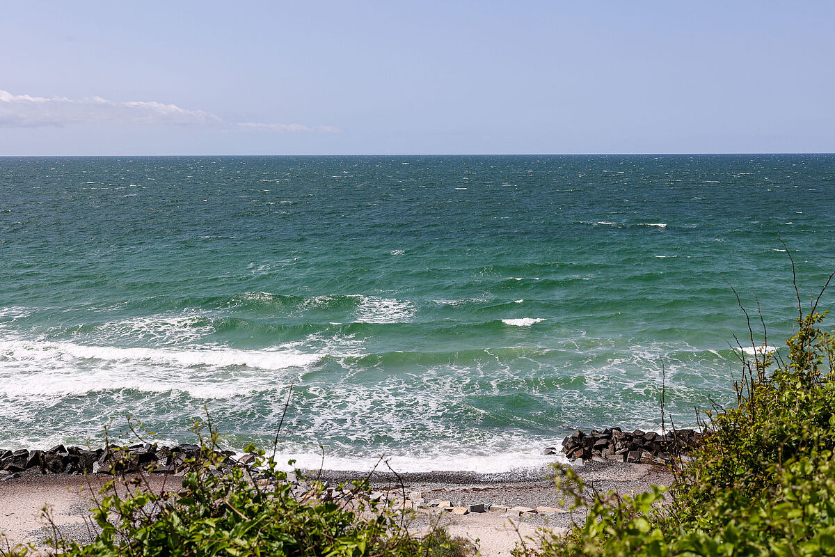 Station Hiddensee Blick auf das dunkeltürkise Meer bei Sonnenschein auf Hiddensee.