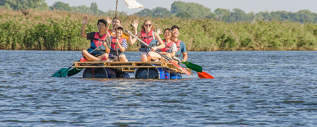 Self-made raft on the Ryck – photo: Kilian Dorner