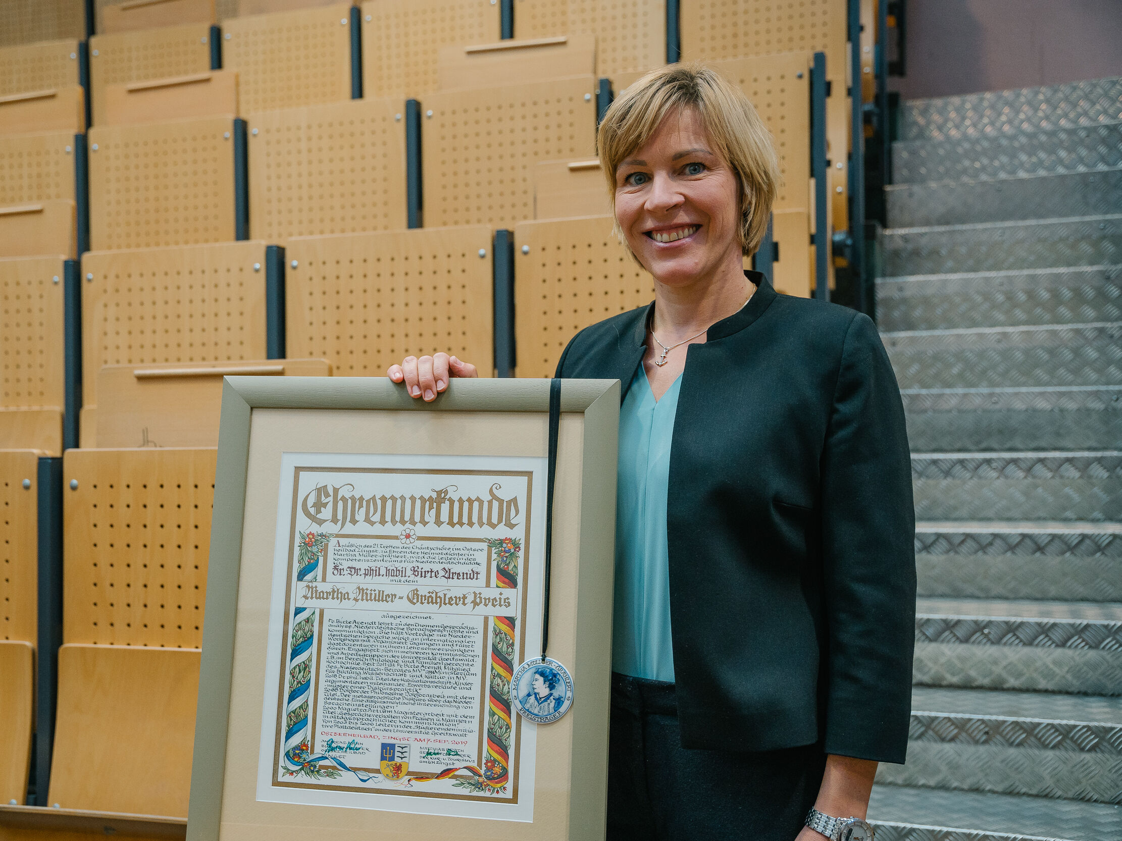 PD Dr. Birte Arendt mit der Urkunde zum Martha-Müller-Grählert-Preis – Foto: Till Junker