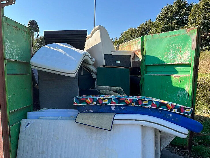 Recycling einer Matratze Matratzen im Container auf dem Wertstoffhof in Greifswald.