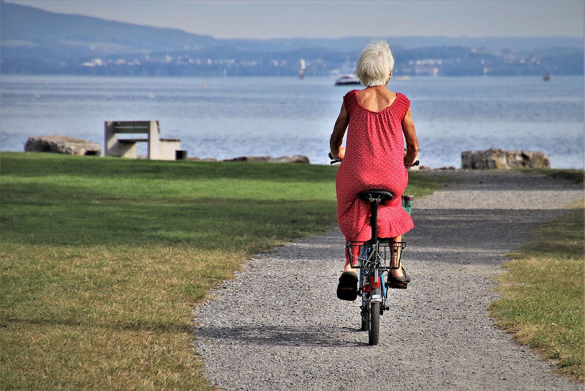 Frau mit dem Fahrrad