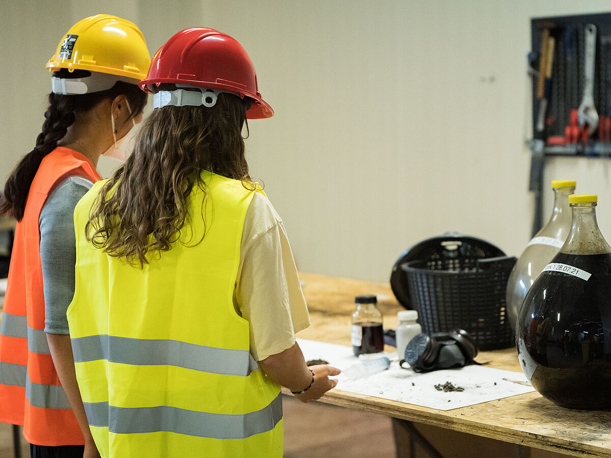 Jugendliche besuchen das Bioökonomiezentrum Anklam. © Laura Schirrmeister, 2021