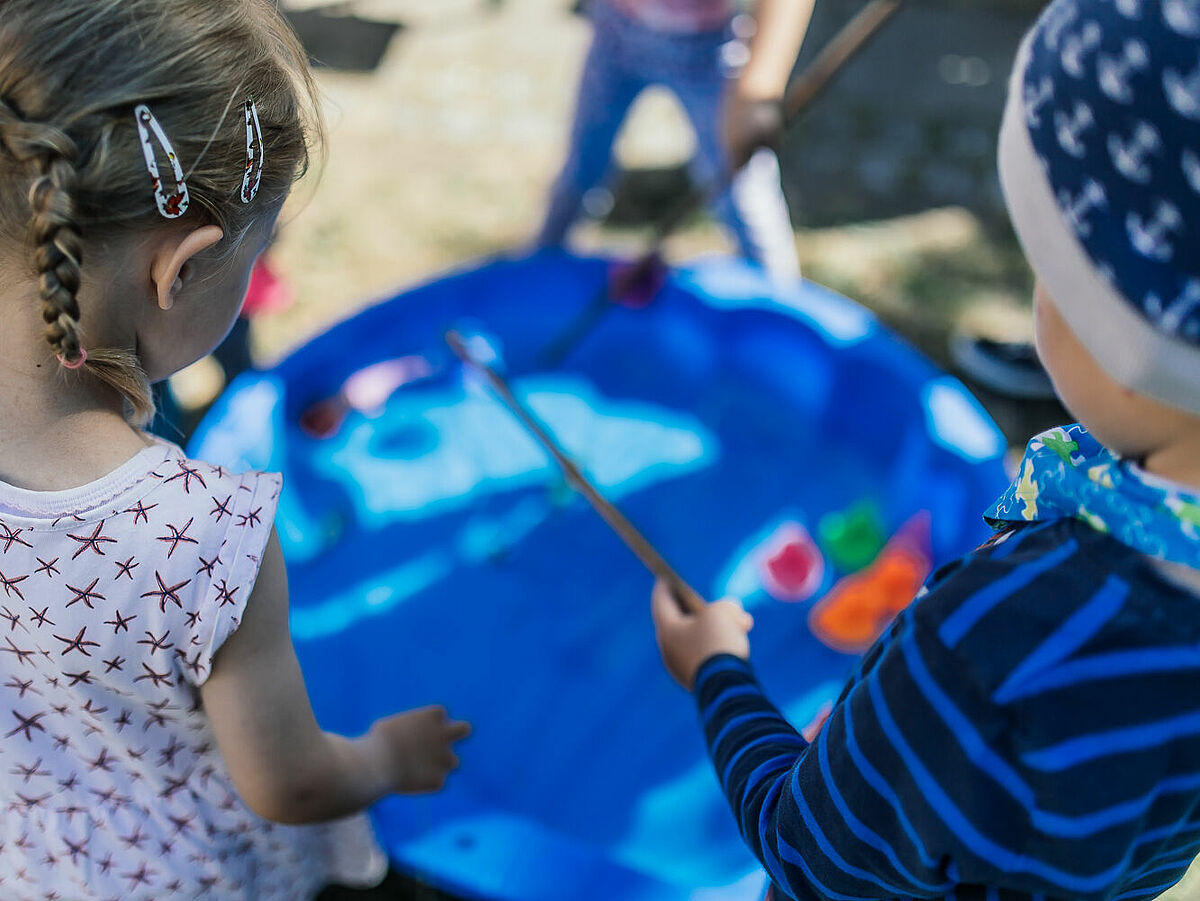 Zwei Kinder lernen spielend argumentieren. 