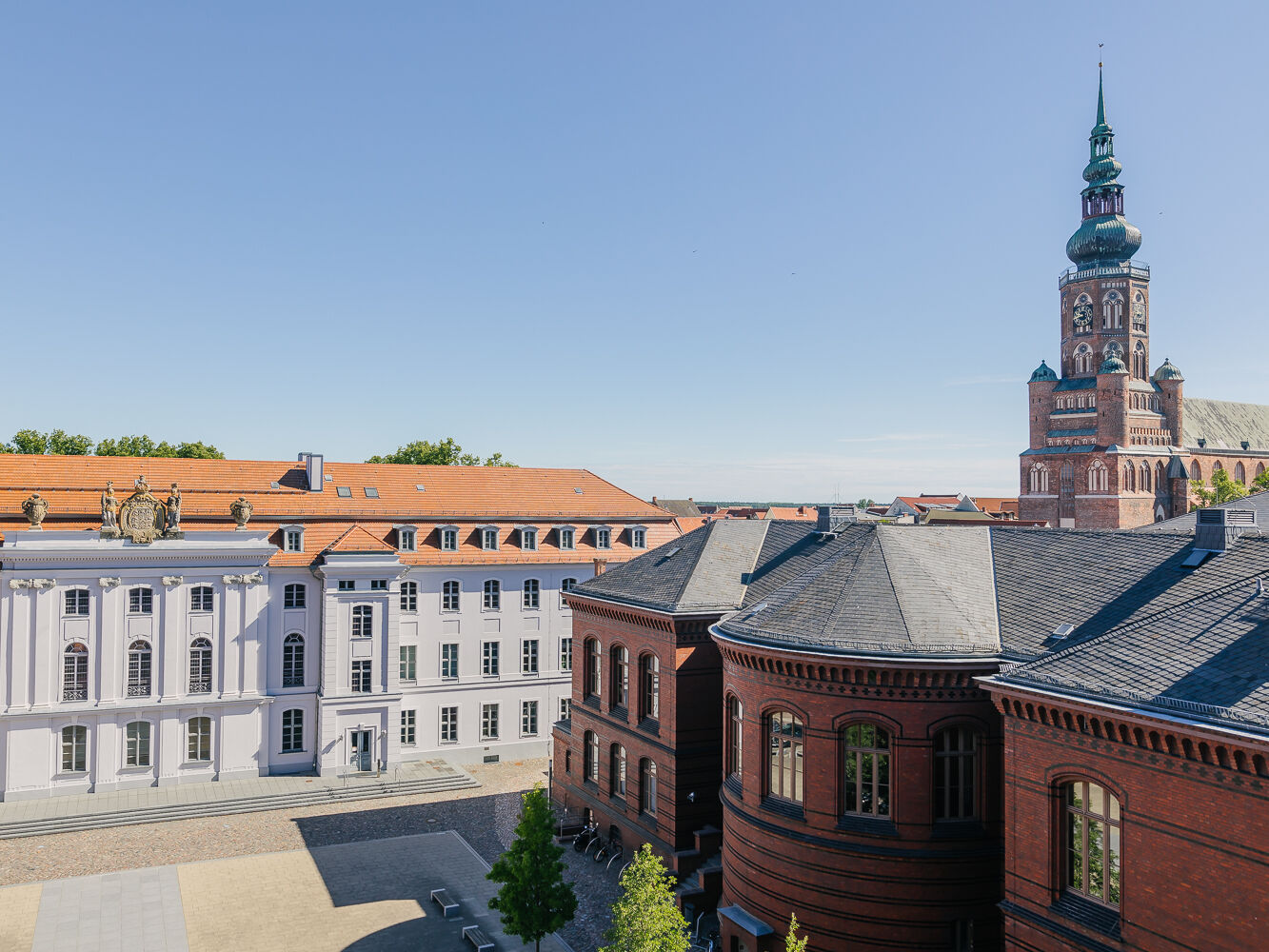 Innenhof des Universitätshauptgebäudes mit Blick auf den Dom St. Nikolai – Foto: Till Junker