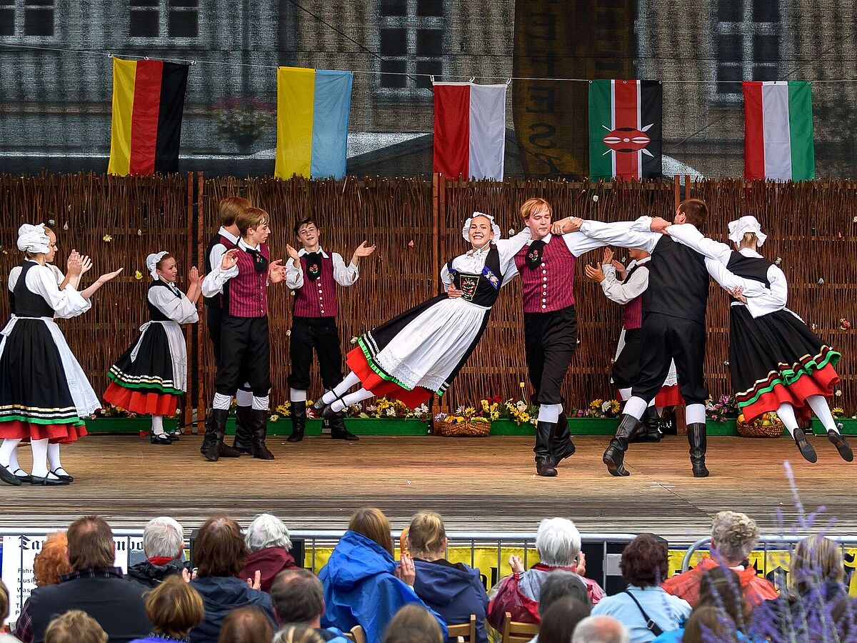 Impression der Opernale in Grimmen, es tanzt das Wossidlo-Folklore-Ensemble.