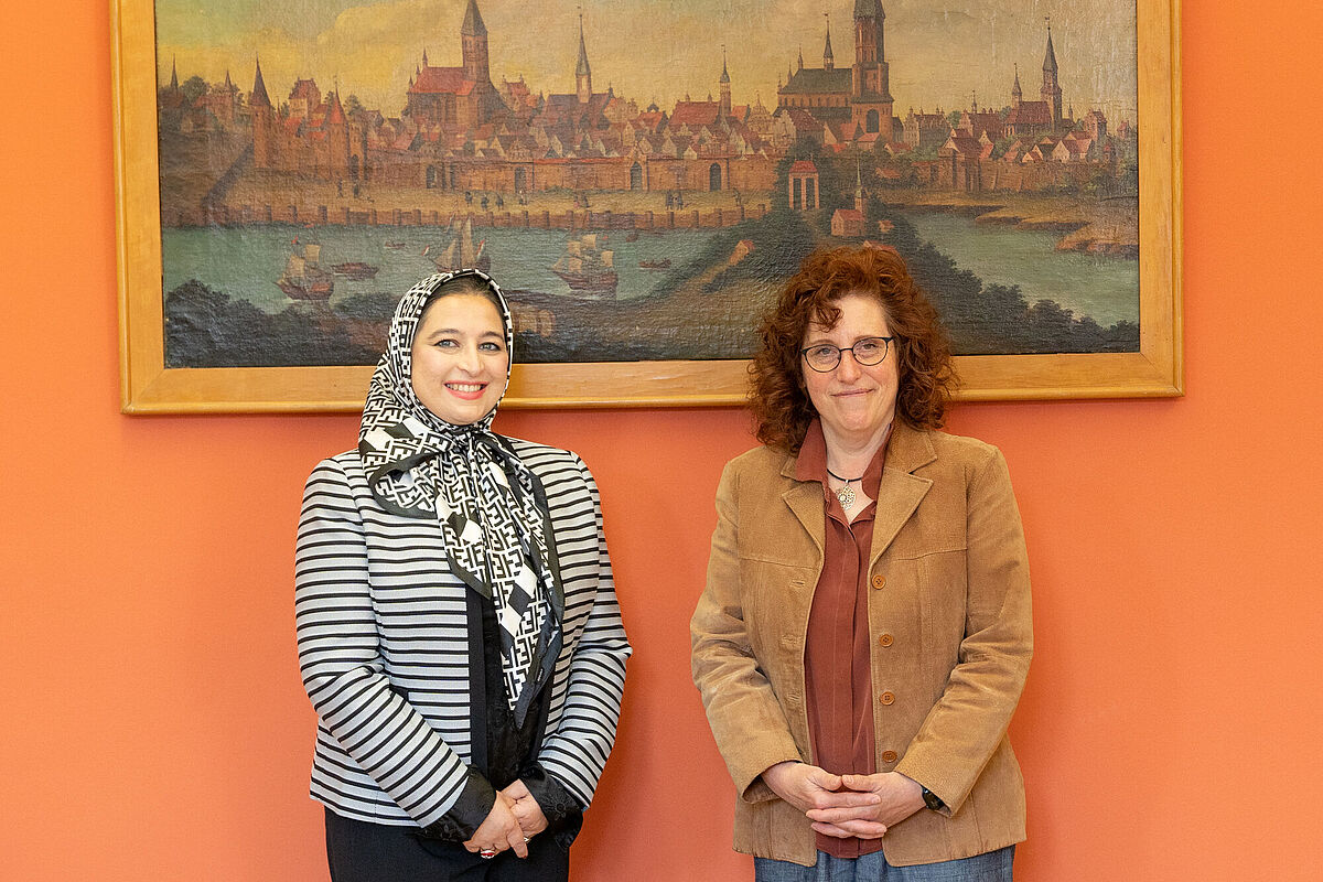 The Deputy Consul General of the U.S. Consulate General Hamburg, Mahvash Siddiqui (left), and Rector Prof. Dr. Katharina Riedel (right)