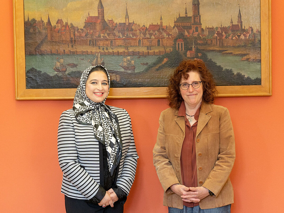 Die stellvertretende Konsulin des US-Generalkonsulats Hamburg, Mahvash Siddiqui (l.), und Rektorin Prof. Dr. Katharina Riedel (r.)