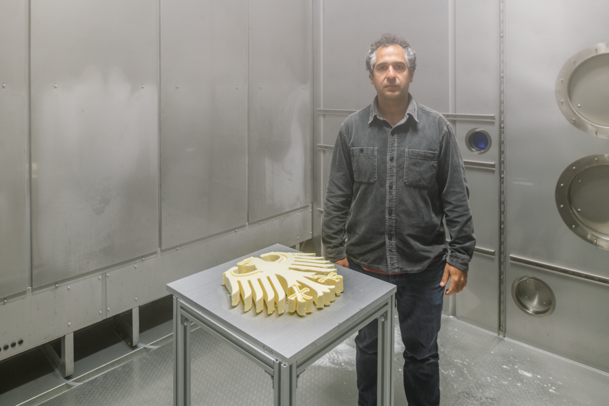 Rozbeh Asmani: „Butteradler“ Rozbeh Asmani steht neben seinem Ausstellungsstück "Butteradler" in einer Kühlkammer.