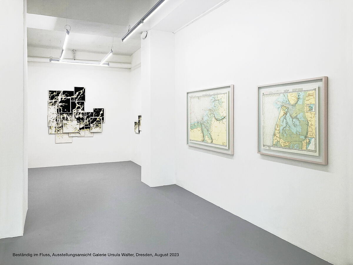 Kunstwerk "Beständig im Fluss" von Anett Frontzek in einem Ausstellungsraum in Dresden, August 2023. Mehrere schwarz-weiße Bilder reihen sich überlappend aneinander.
