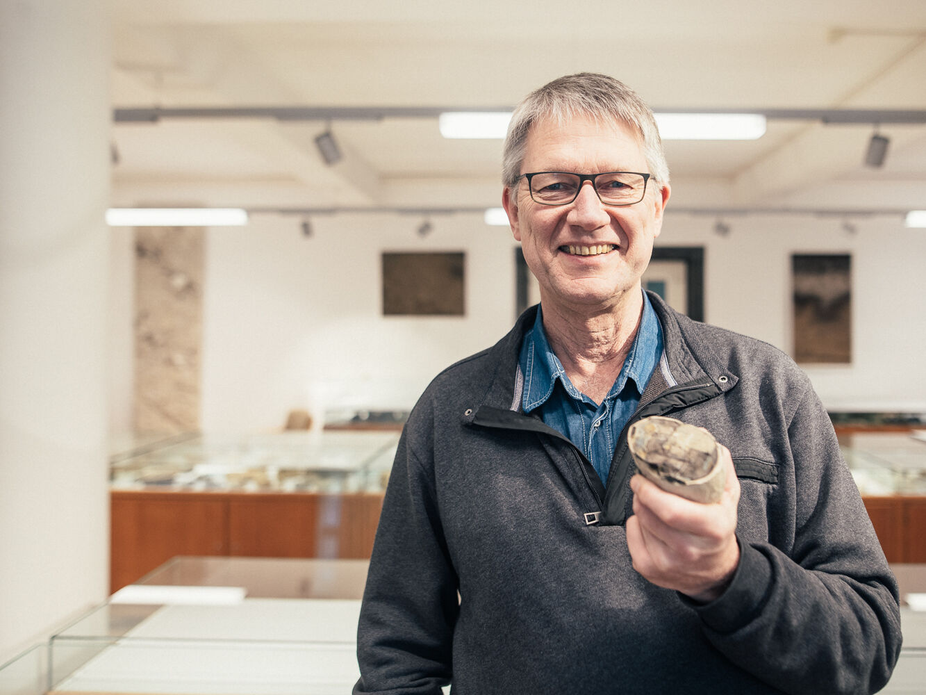 Prof. Meschede in der Geologischen Landessammlung im Institut für Geographie und Geologie der Universität Greifswald, ©Till-Junker, 2019