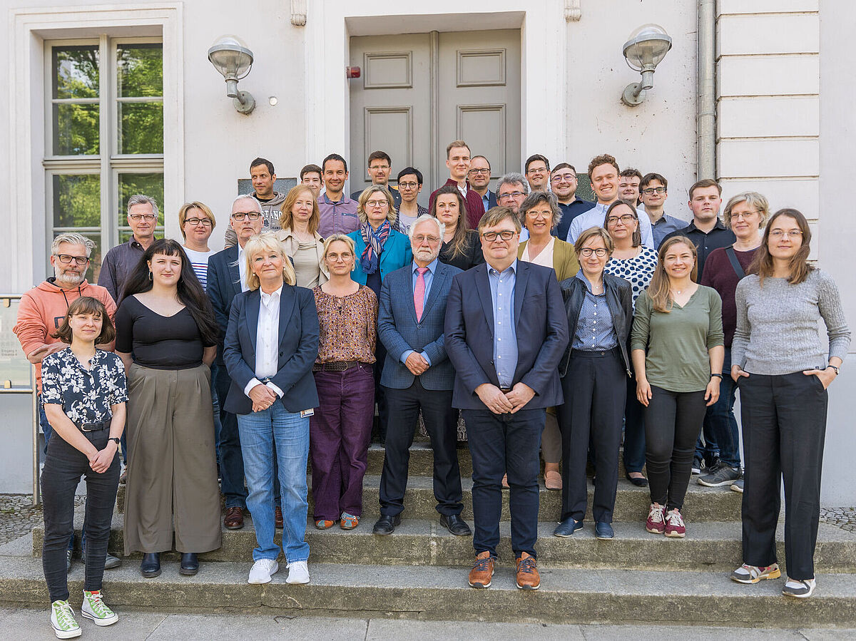 Auf dem Bild ist der Senat in seiner Zusammensetzung im Mai 2025 zu sehen. Die Gruppe steht auf der Treppe vor dem Hauptgebäude der Universität. 