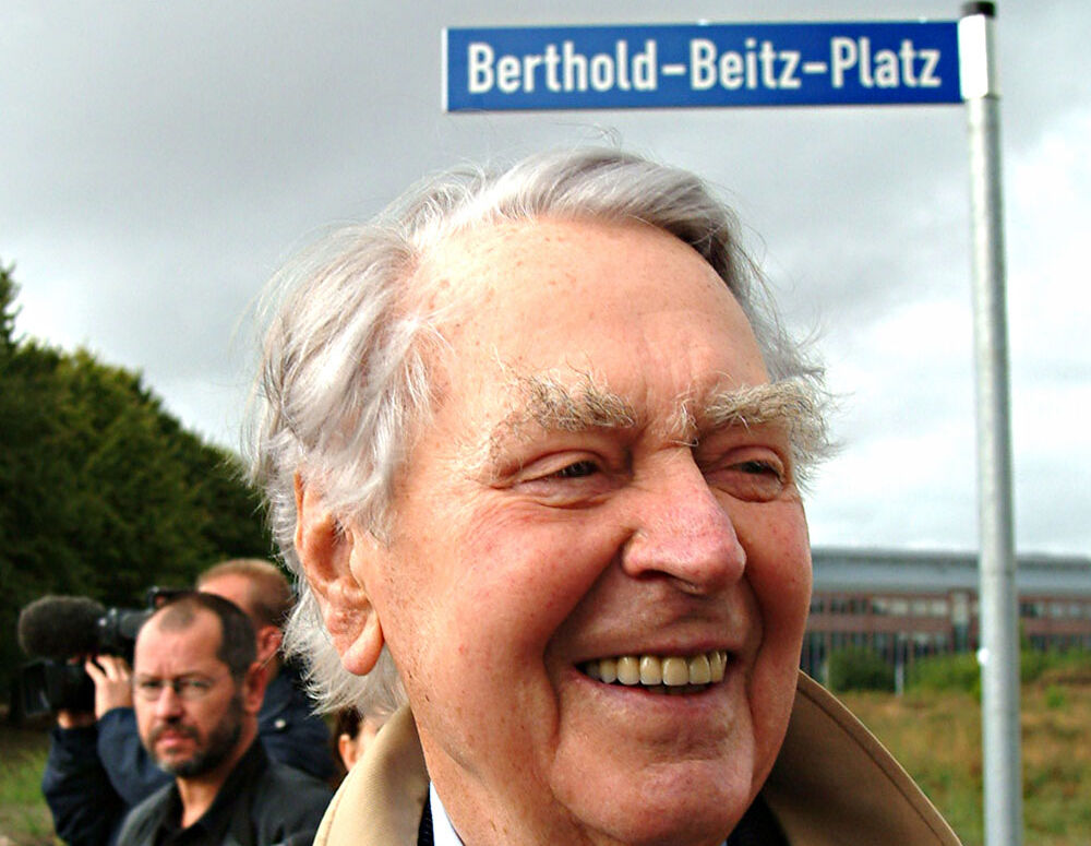 Prof. Dr. Berthold Beitz on the Beitz-Platz, which is named after him. 