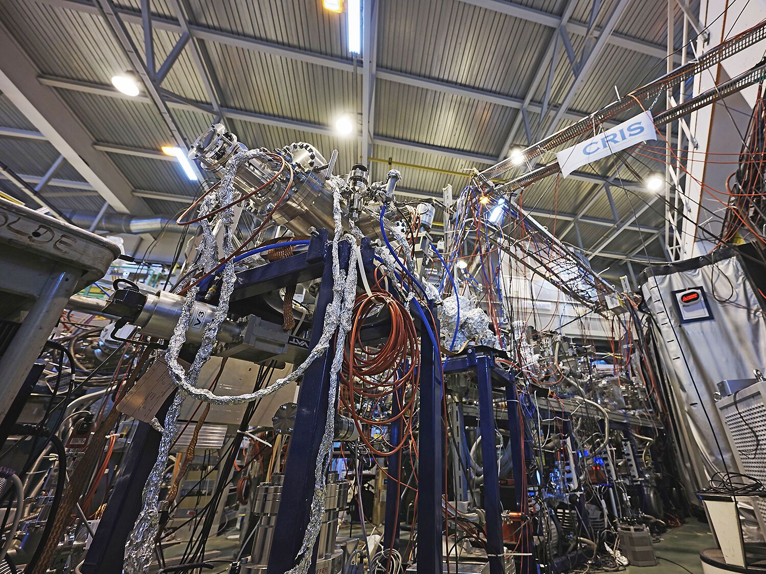 Sollen doch Moleküle die Arbeit machen! Am Ionenseparator ISOLDE des europäischen Kernforschungszentrums CERN führte das internationale Team um Ronald Fernando Garcia Ruiz und Robert Berger erstmals laserspektroskopische Untersuchungen eines kurzlebigen radioaktiven Moleküls durch. - Foto: CERN.