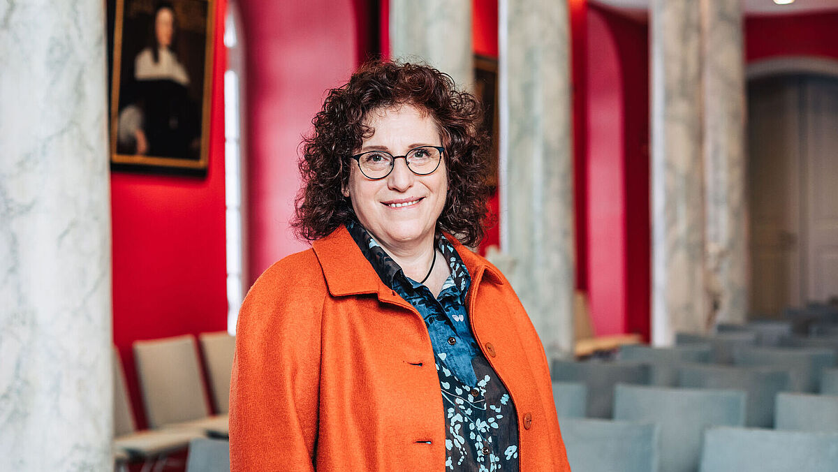 Portrait of the Rector of the University of Greifswald The photo is a portrait of Rector of the University of Greifswald, Prof. Dr. Katharina Riedel, in the Aula