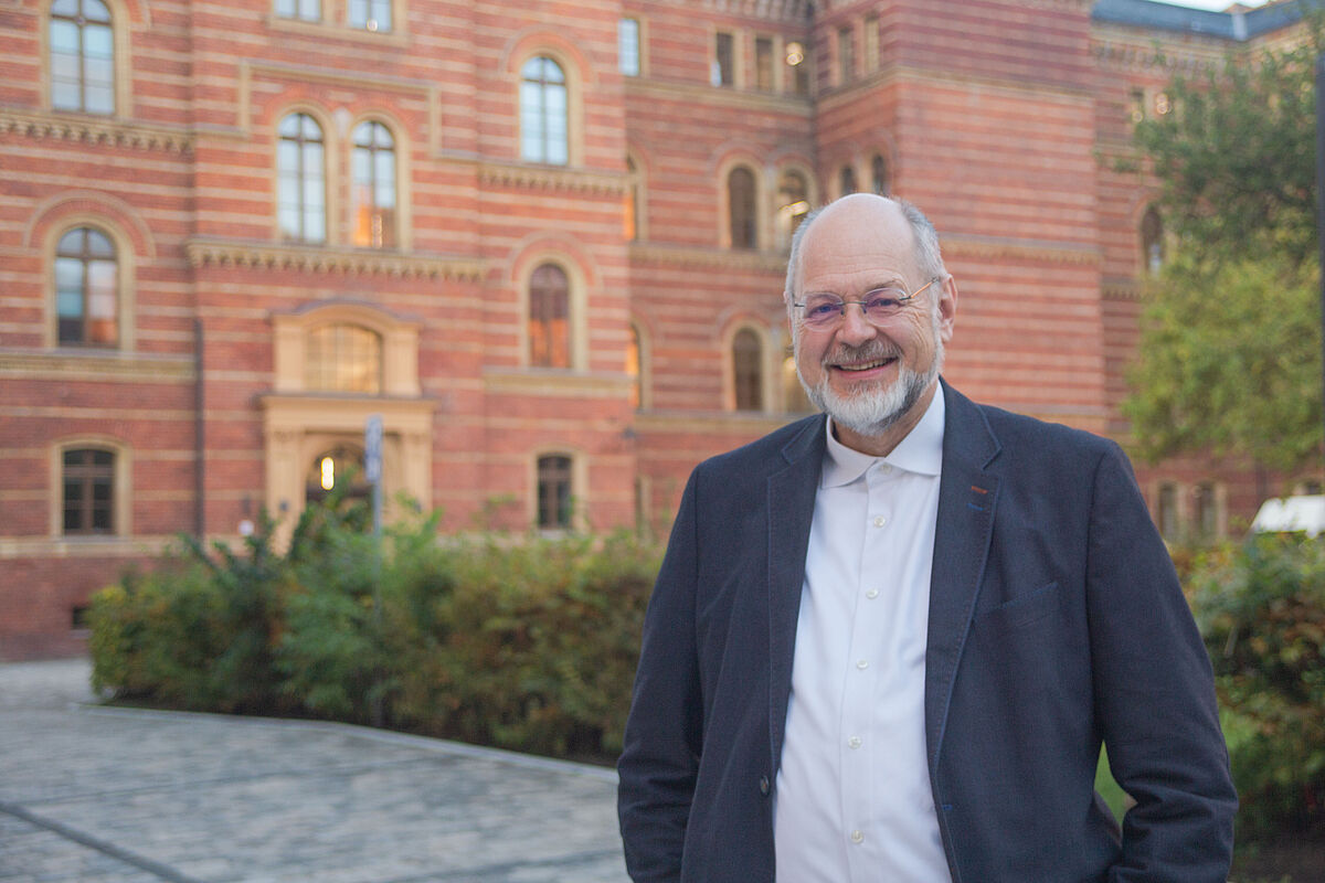 Portrait Prof. Dr. Olaf Hohmann Ein Mann lächelt in die Kamera