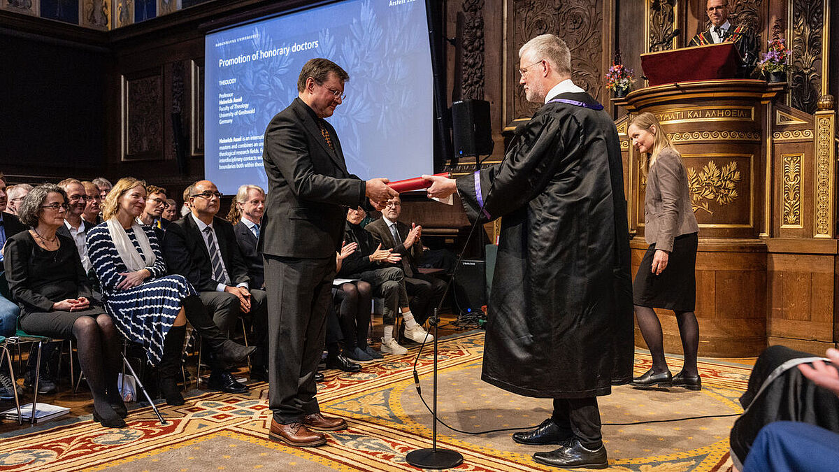 Dean Prof. Dr. Jensen (Copenhagen) presents Prof. Dr. Heinrich Assel with the certificate for the honorary doctorate in the Ceremonial Hall of the University of Copenhagen, ©Nikolai Linares, 10 November 2023