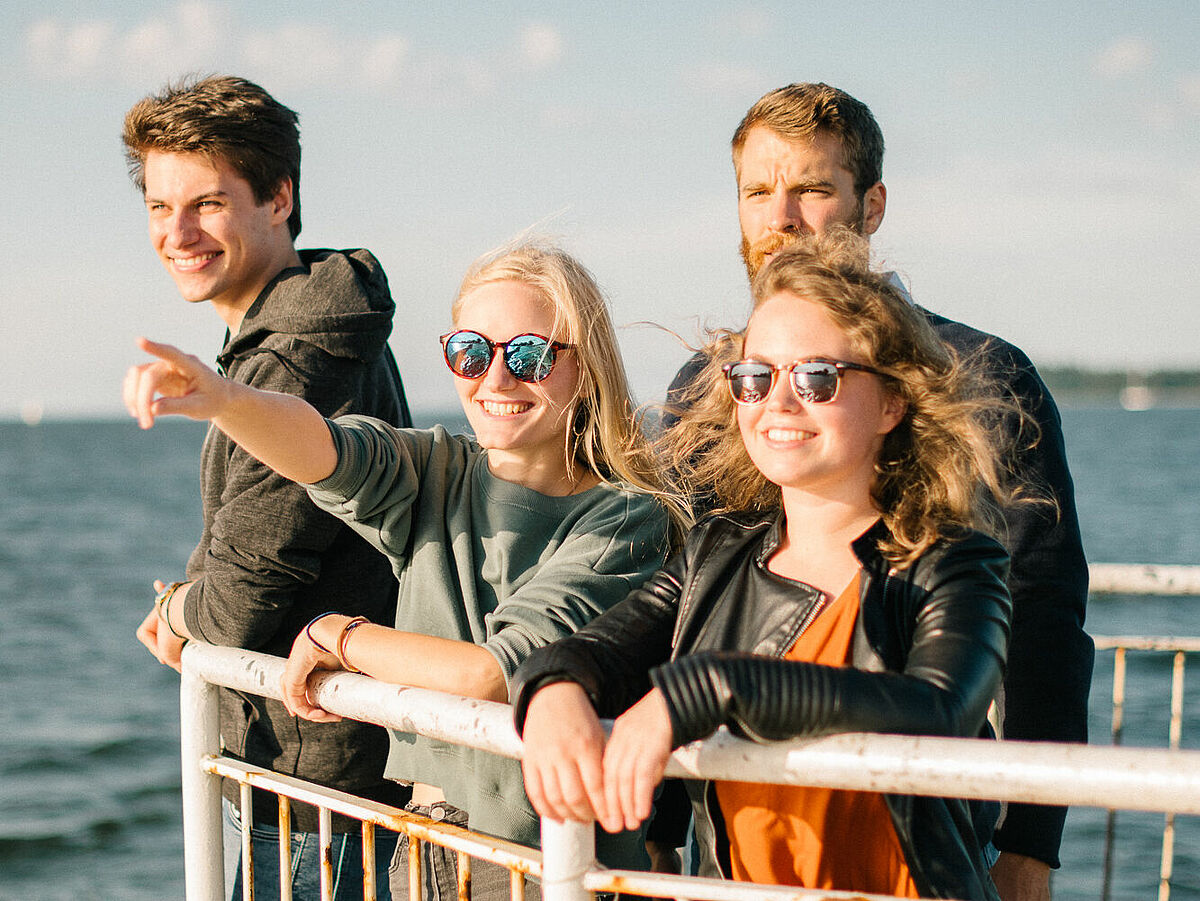 Students in Greifswald beside the Greifswald Bodden. - Photo: Kilian Dorner