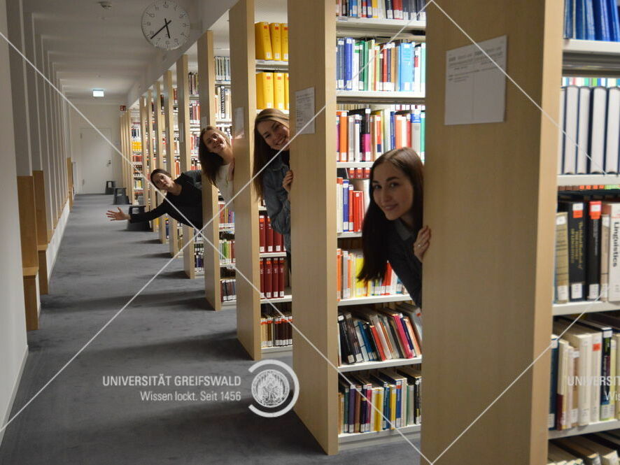 Masterstudentinnen aus St. Petersburg in der Bereichsbibliothek der Universität Greifswald 2019 – Foto: Polina Kondratenko 