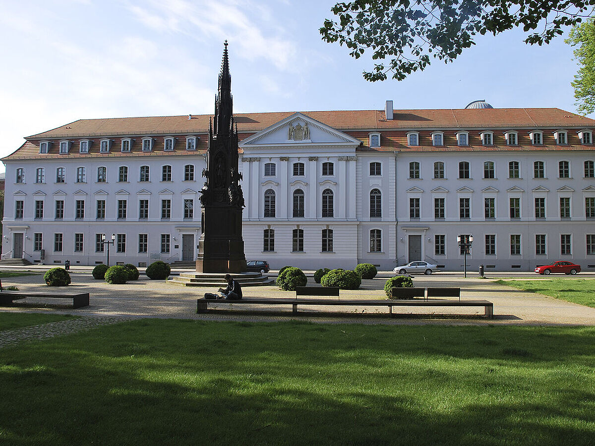 Blick vom Rubenowplatz auf das Universitätshauptgebäude in Greifswald