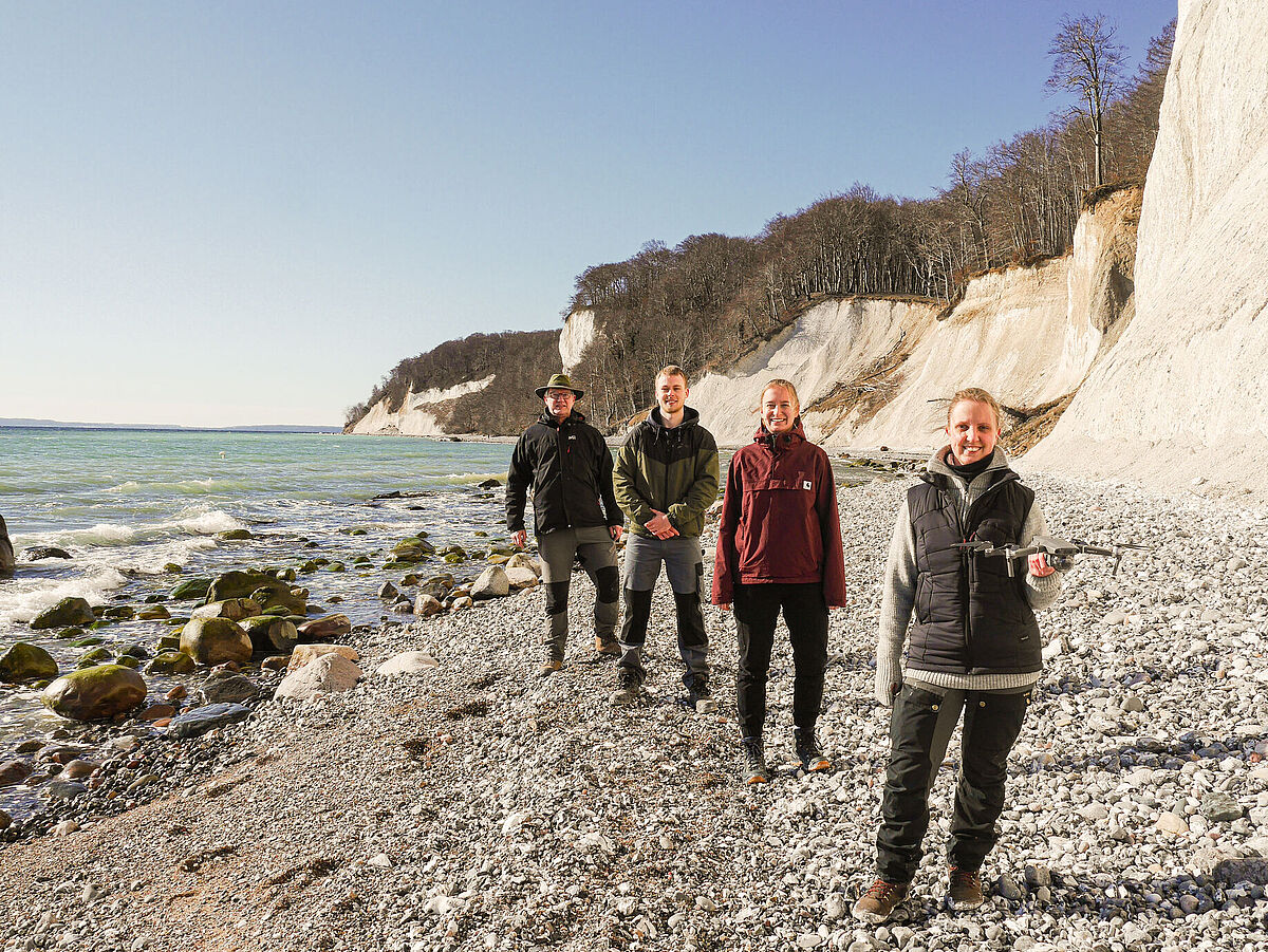 Die fünf Mitglieder der Rügen-Arbeitsgruppe vor der Steilküste auf Rügen.