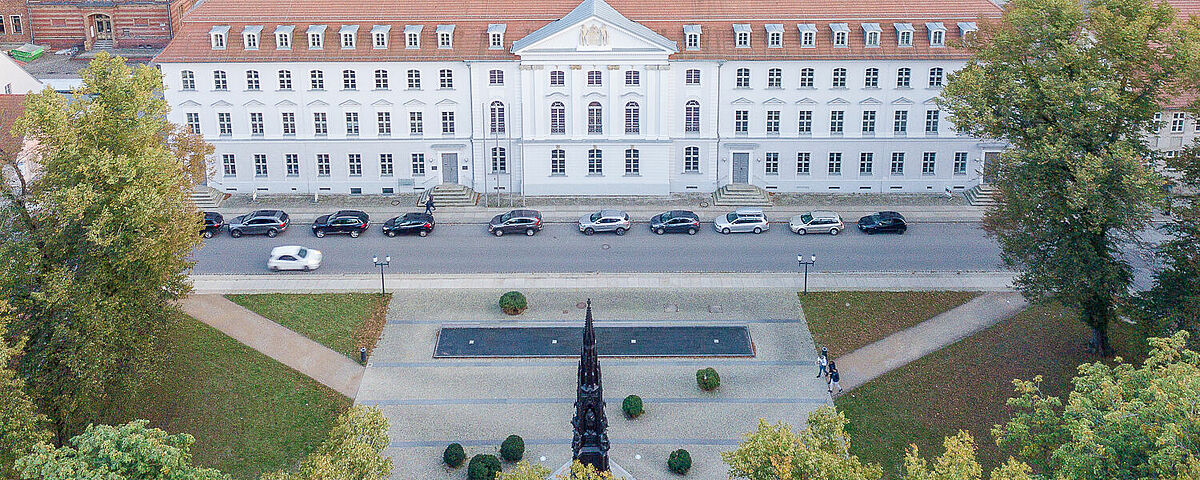 Luftbild Hauptgebäude - Foto: Till Junker