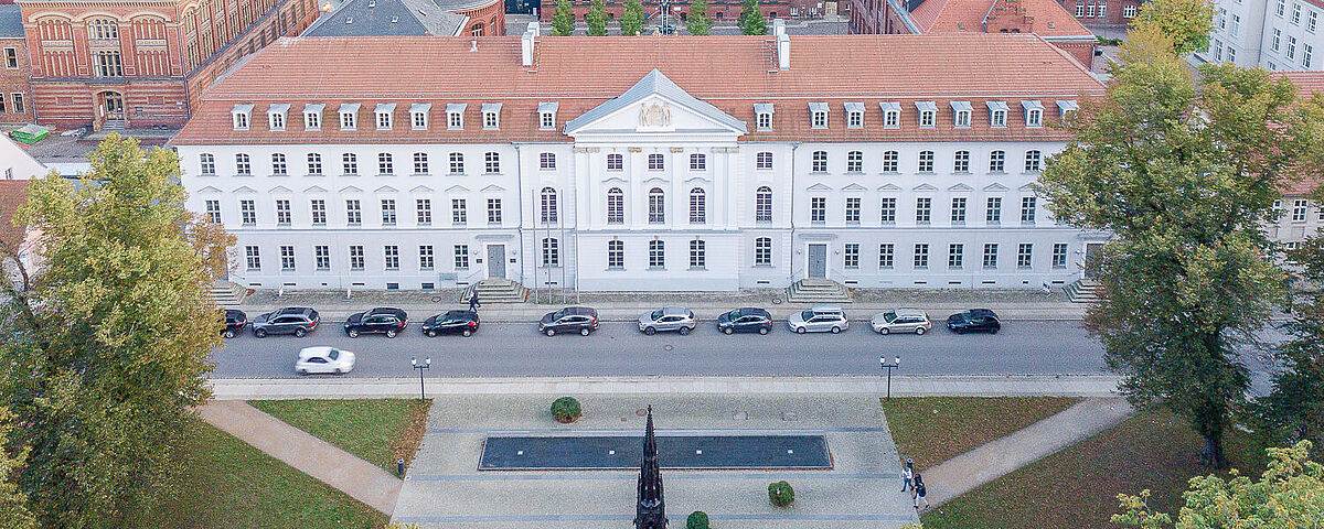 Luftbild Hauptgebäude - Foto: Till Junker