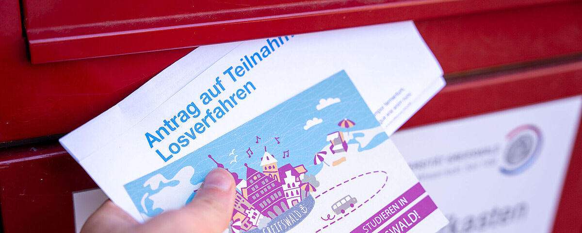 Antrag für das Losverfahren wird in einen Briefkasten geworfen