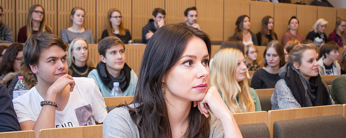 Symbolbild Studierende in einem historischen Hörsaal im Alten Audimax