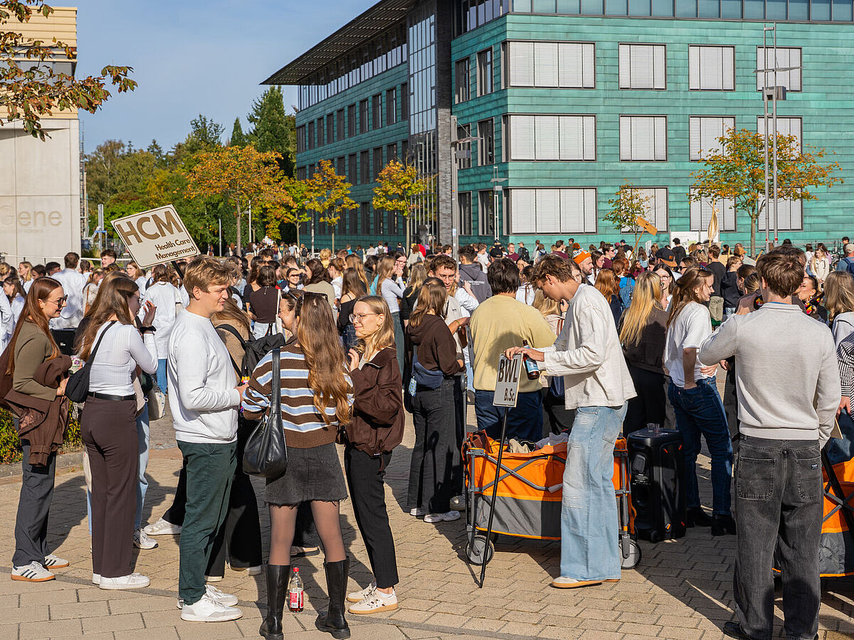 Viele neue Studierende treffen sich auf dem Beitzplatz, um Kontakte zu knüpfen und gemeinsam ins Semester zu starten.