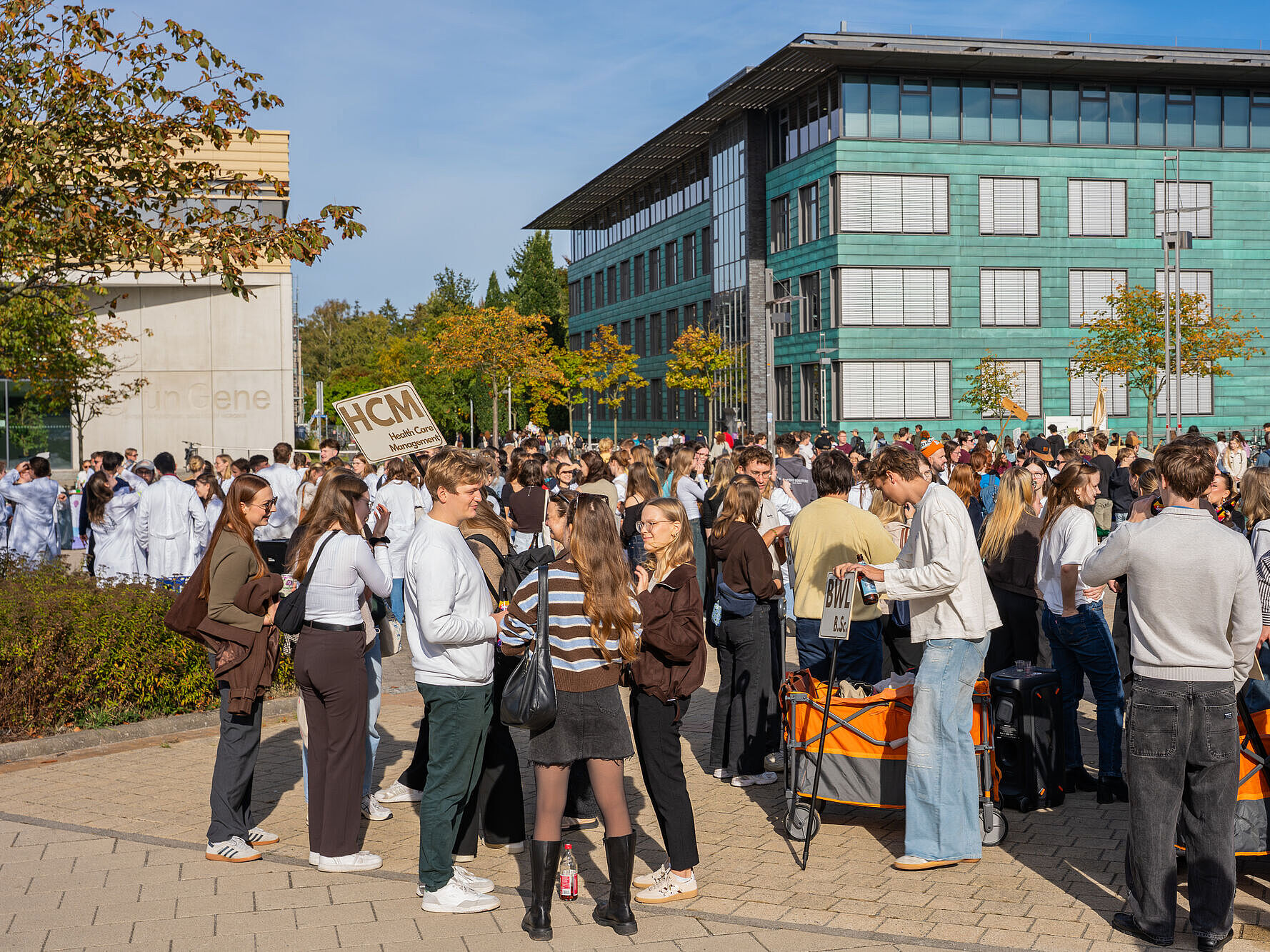 Viele neue Studierende treffen sich auf dem Beitzplatz, um Kontakte zu knüpfen und gemeinsam ins Semester zu starten.