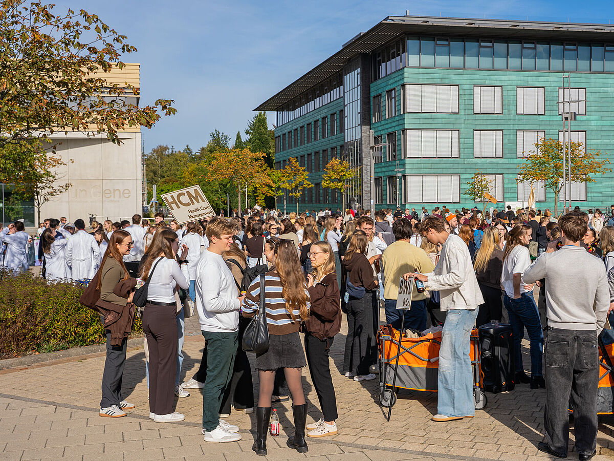 Viele neue Studierende treffen sich auf dem Beitzplatz, um Kontakte zu knüpfen und gemeinsam ins Semester zu starten.