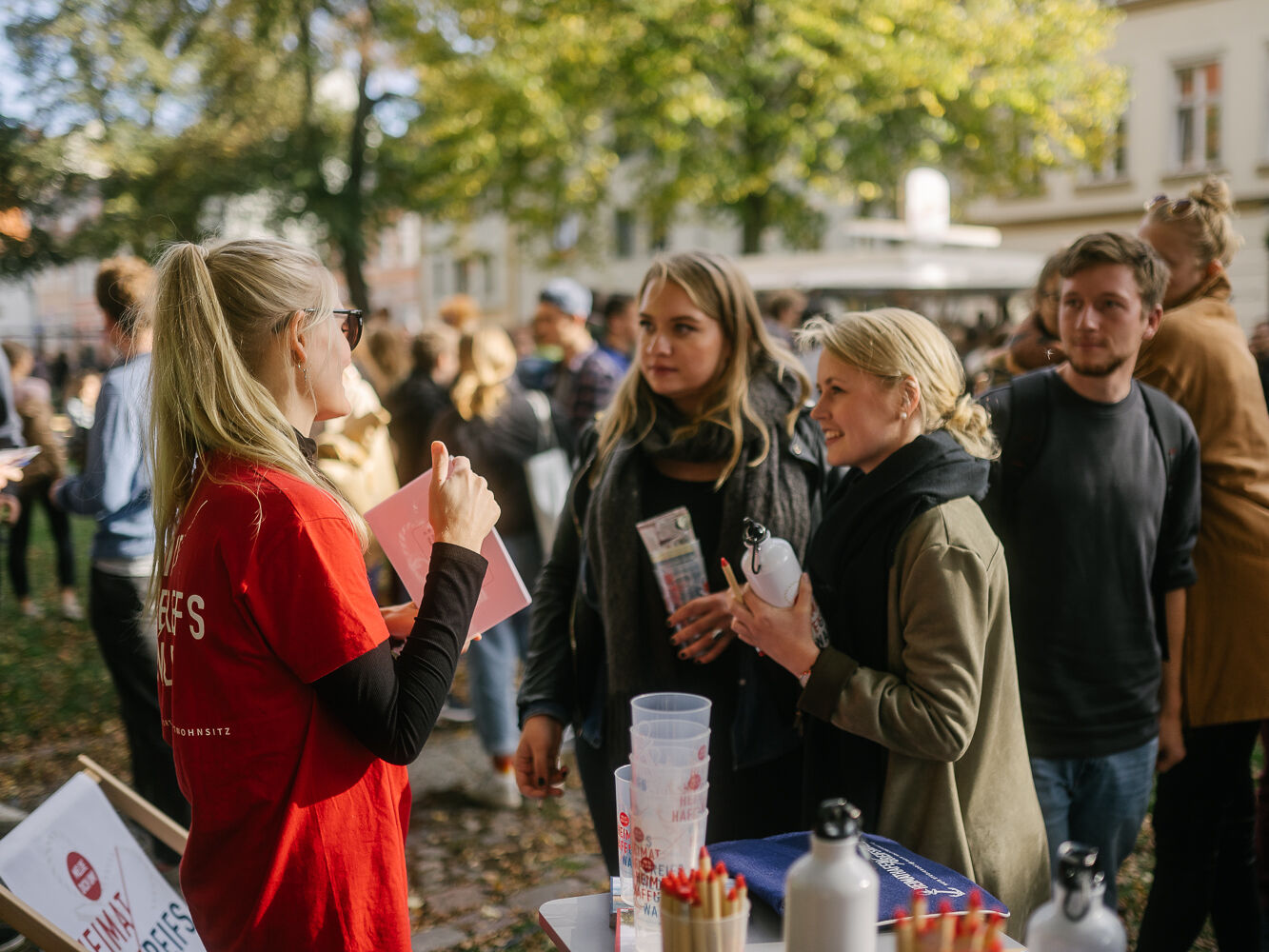 Studierende beim Dommarkt 2019 informieren sich am Heimathafen-Stand über den Hauptwohnsitz Foto: Till Junker