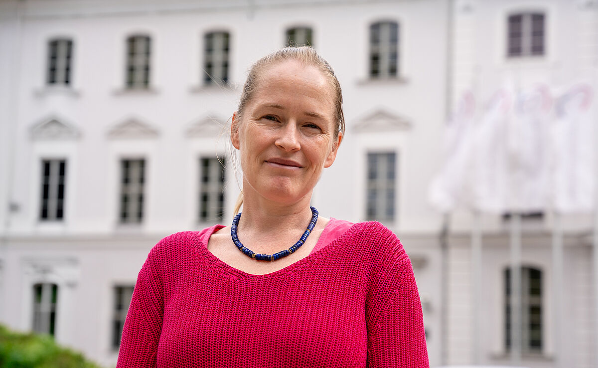 Porträt Prof. Dr. Christina Brandt Frau Prof. Dr. Christina Brandt wurde vor dem Unihauptgebäude Greifswald fotografiert.