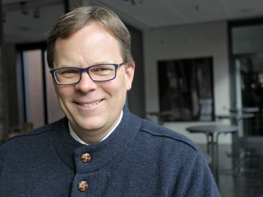 Porträt von Prof. Birger Petersen – Foto: Vincent Leifer / Alfried Krupp Wissenschaftskolleg Greifswald