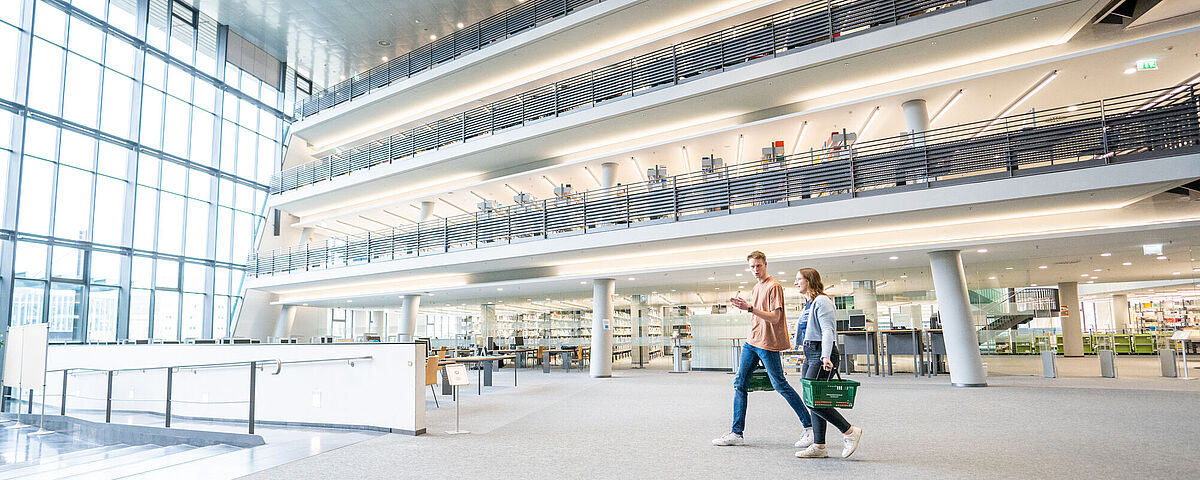 Studierende in der Zentralen Universitätsbibliothek