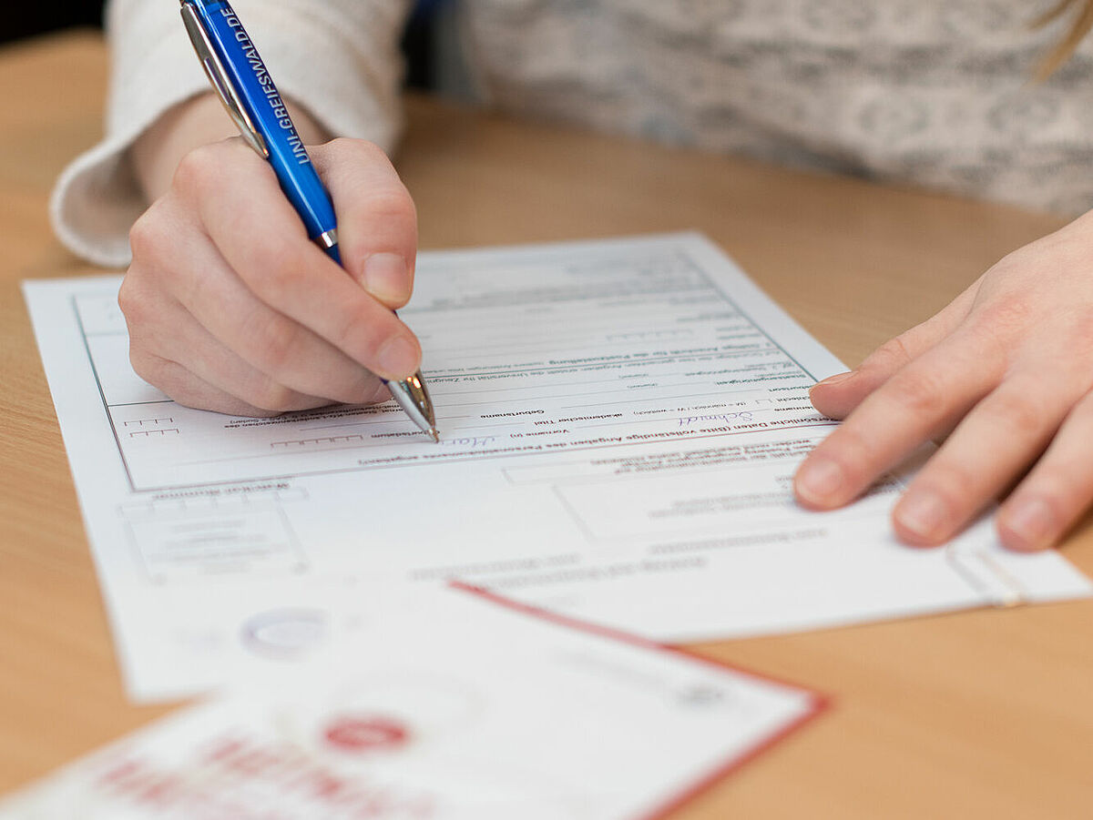 Filling out Forms - Photo: Kilian Dorner