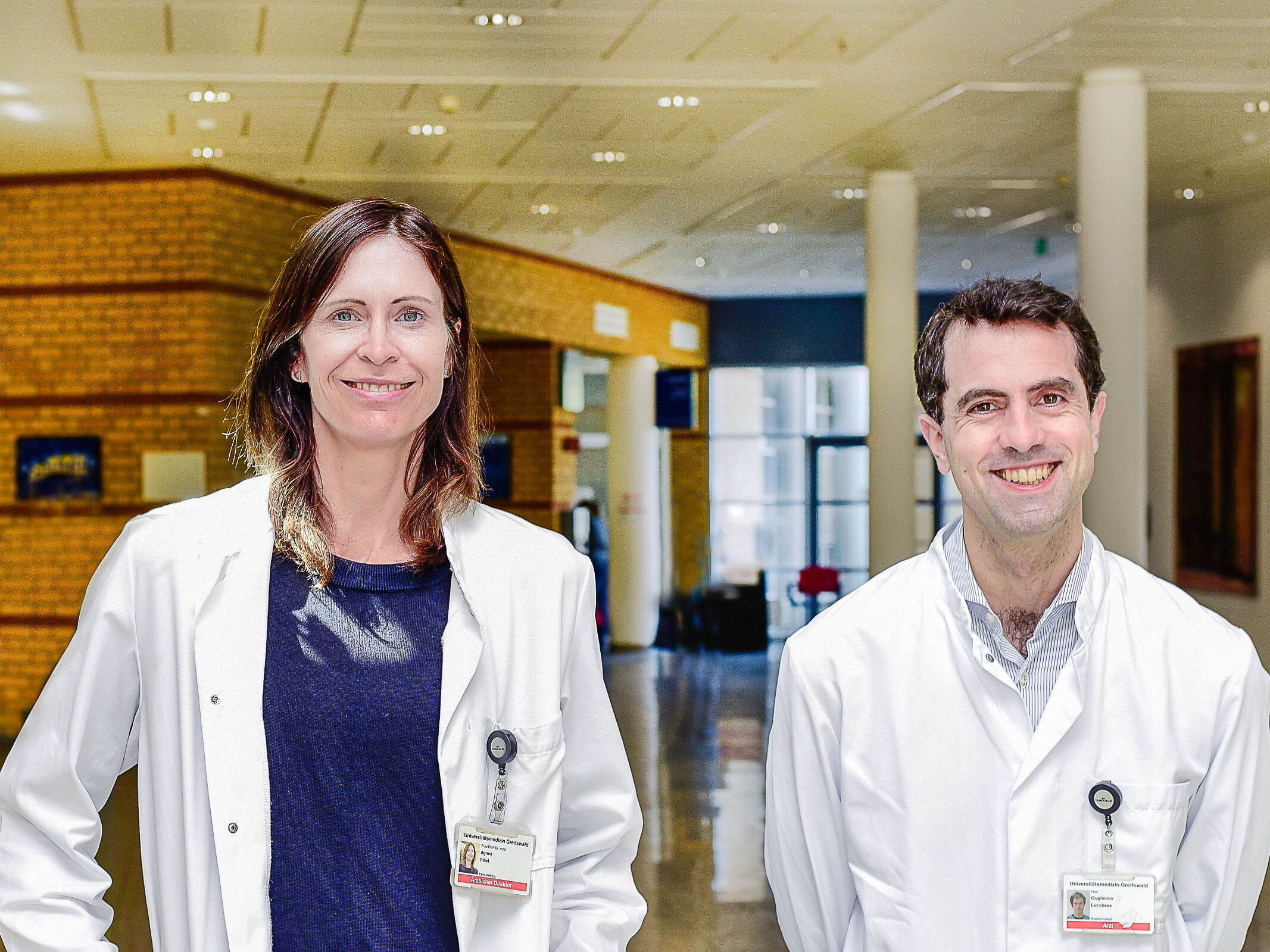 Prof. Agnes Flöel, Leiterin der Neurologie an der Greifswalder Unimedizin, und Dr. Guglielmo Lucchese erforschen mögliche Wege, die schweren Atemstörungen durch Corona zu bekämpfen. Foto: Manuela Janke/UMG